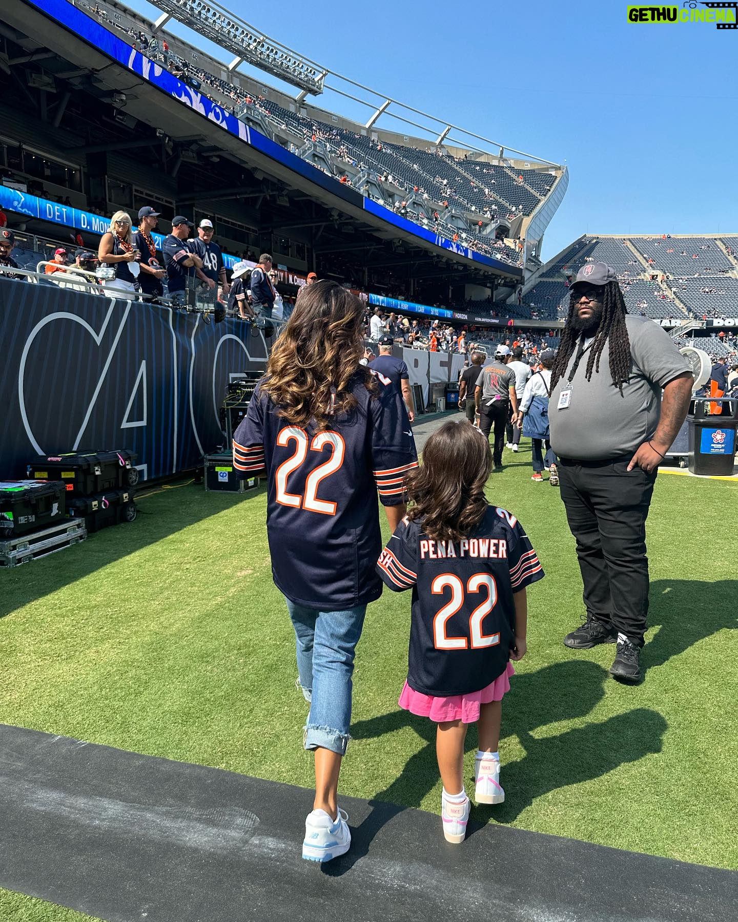 Julianna PeΓ±a Instagram - @chicagobears #sundayfunday #photodump with my gur #chicago #chicagobears #dabears #nfl #mommydaughter #thatsmybaby #peΓ±apower #football #footballseason #week1 #rivals #bearsvspackers πππππππ