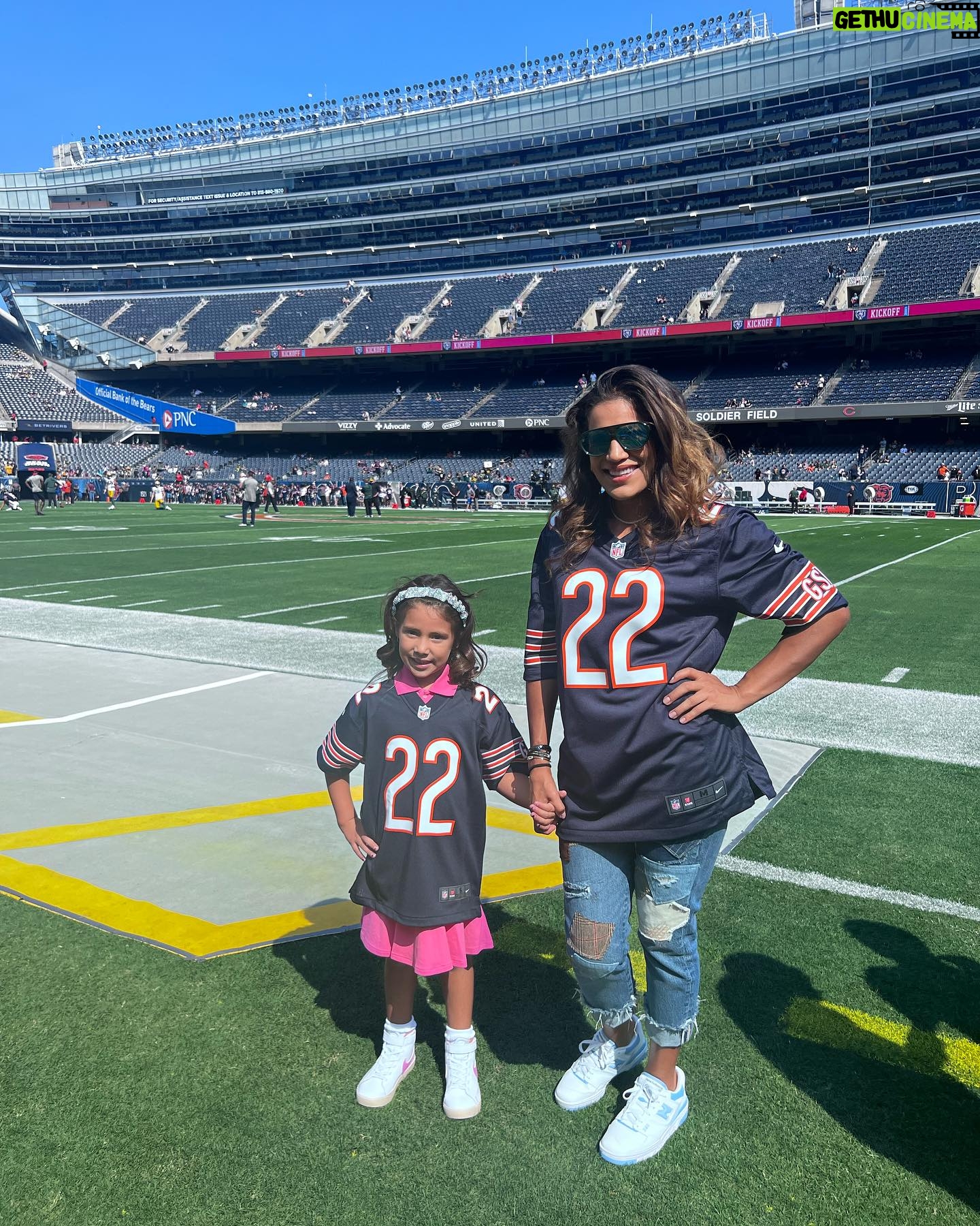 Julianna PeΓ±a Instagram - @chicagobears #sundayfunday #photodump with my gur #chicago #chicagobears #dabears #nfl #mommydaughter #thatsmybaby #peΓ±apower #football #footballseason #week1 #rivals #bearsvspackers πππππππ
