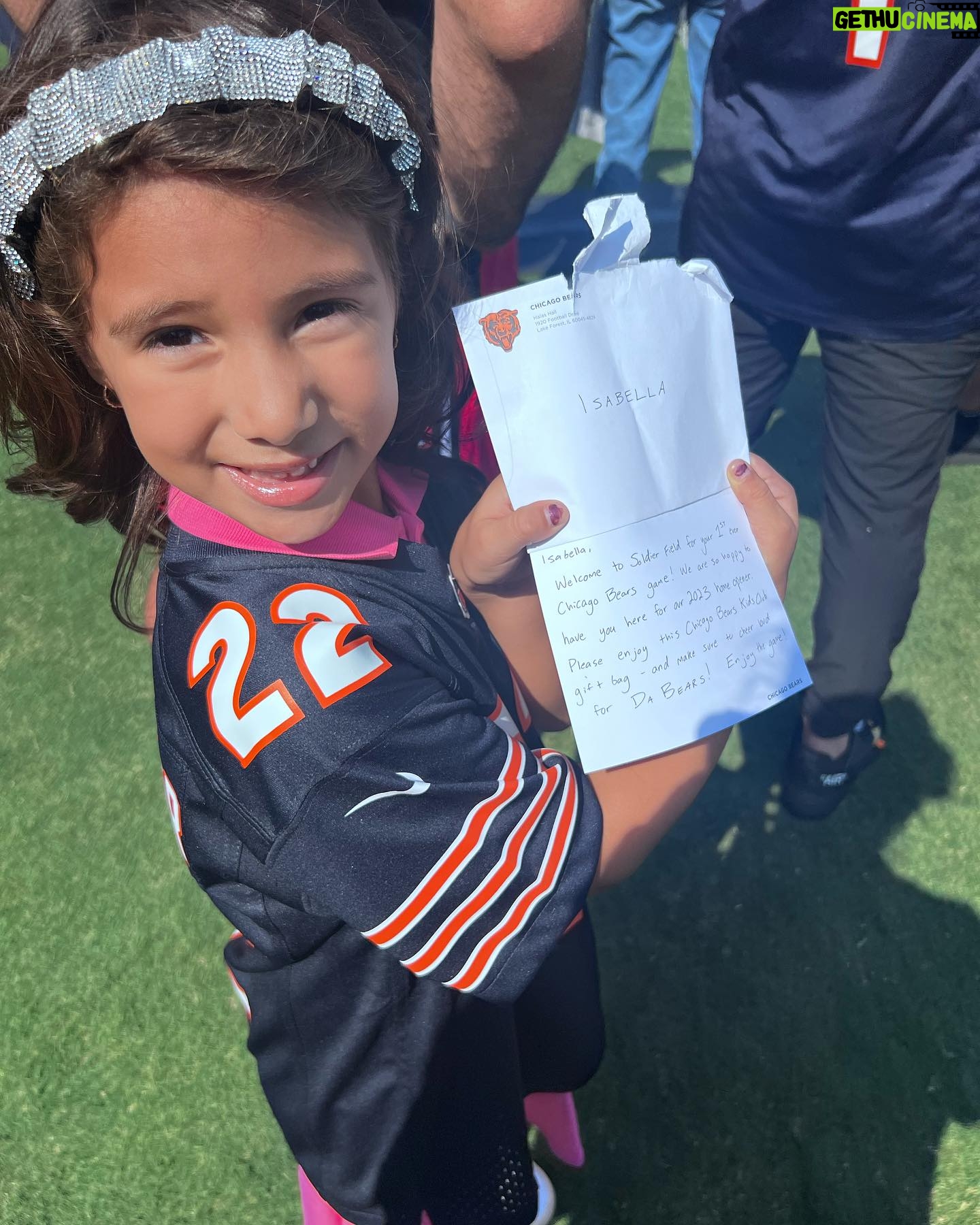 Julianna PeΓ±a Instagram - @chicagobears #sundayfunday #photodump with my gur #chicago #chicagobears #dabears #nfl #mommydaughter #thatsmybaby #peΓ±apower #football #footballseason #week1 #rivals #bearsvspackers πππππππ