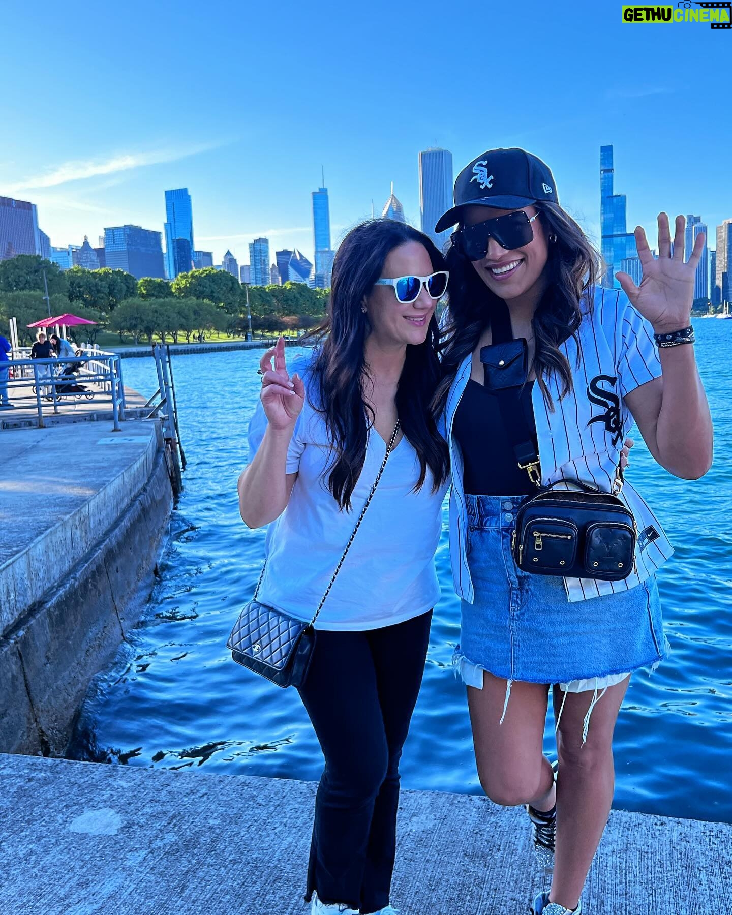 Julianna Peña Instagram - Working on my #leglocks and bear attacks with the help of my friends in the 🏙️city 🥰❤️🙏🏽🦿🐻🖐🏽