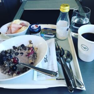 Julie Andem Instagram - Hallo!? Har folk gått rundt og visst at man får servert mat av porselen når man reiser på business class? Jeg vet ikke hva har drevet med fram til nå! Jeg kan aldri gå tilbake til turist! Hører dere meg?! ALDRI!