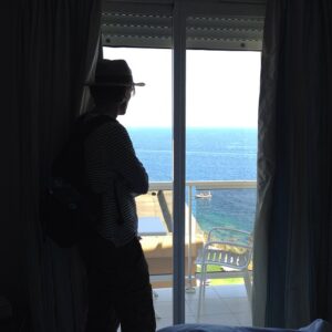 Julie Andem Instagram - Til alle dere som trodde på at MJ var død: HAHA- Fyfaen så naive dere er. Jeg ler når jeg tenker på de sjokka trynene deres i det dere oppdager dette bildet, og innser at han er sammen med meg på den franske riviera.