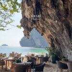Julie-Anne Ho Instagram - Mes must à Krabi 💌 Je suggère de rester à Ao Nang comme c’est bien situé pour les activités même si on était un peu moins fan (très touristiques mais pour des paysages moins unique selon moi) c’était centrale, et y a somme toute une belle plage, faites attention au jelly fish parcontre, j’me suis fait piquer 😅 Ceci dit le highlight c’est qu’à partir de Ao Nang il y a énormément de destinations à proximité alors on a fait 2 excursions. (3 island tour & Railay beach) Si t’as la chance de booker un tour en PM c’est vraiment magique de faire la route de retour sur l’eau au sunset! Railay Beach, pour ma part c’était pas tout a fait un coup de cœur mais on a réussi à luncher au restaurant The Grotto qui est généralement pour les « guest only » à l’hôtel Rayavadee et ça l’a définitivement fait ma journée, c’était trop jolie 🥹 Sunset au Khaothong hill, Lae Lay grill ou simplement sur le bord de plage à Ao Nang. Et finalement si on avait eu plus de temps j’aurais définitivement ajouté Hong Island, on était supposé y aller mais sans savoir que les départs se font seulement à 8am alors on l’a manqué 🥲 Hope it helps xx #thailandtravel #thailande #travelgram #travel #mustvisitplaces #krabi #aonang