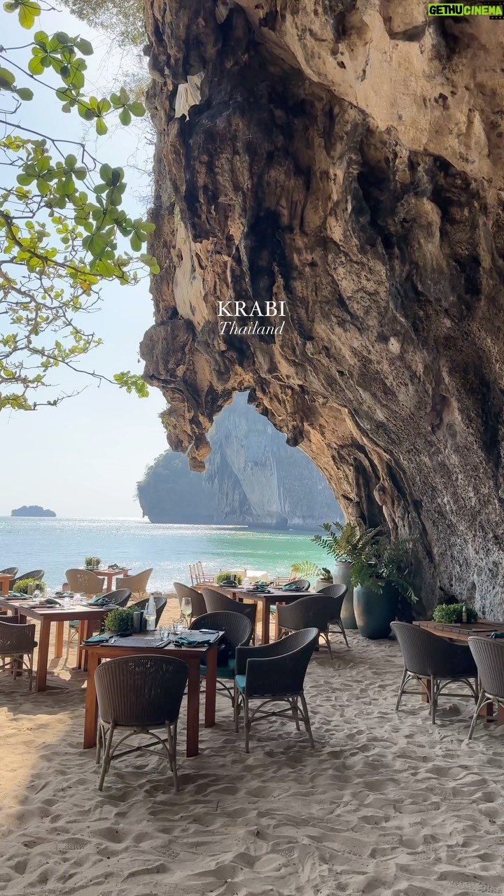 Julie-Anne Ho Instagram - Mes must à Krabi 💌 Je suggère de rester à Ao Nang comme c’est bien situé pour les activités même si on était un peu moins fan (très touristiques mais pour des paysages moins unique selon moi) c’était centrale, et y a somme toute une belle plage, faites attention au jelly fish parcontre, j’me suis fait piquer 😅 Ceci dit le highlight c’est qu’à partir de Ao Nang il y a énormément de destinations à proximité alors on a fait 2 excursions. (3 island tour & Railay beach) Si t’as la chance de booker un tour en PM c’est vraiment magique de faire la route de retour sur l’eau au sunset! Railay Beach, pour ma part c’était pas tout a fait un coup de cœur mais on a réussi à luncher au restaurant The Grotto qui est généralement pour les « guest only » à l’hôtel Rayavadee et ça l’a définitivement fait ma journée, c’était trop jolie 🥹 Sunset au Khaothong hill, Lae Lay grill ou simplement sur le bord de plage à Ao Nang. Et finalement si on avait eu plus de temps j’aurais définitivement ajouté Hong Island, on était supposé y aller mais sans savoir que les départs se font seulement à 8am alors on l’a manqué 🥲 Hope it helps xx #thailandtravel #thailande #travelgram #travel #mustvisitplaces #krabi #aonang