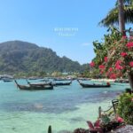 Julie-Anne Ho Instagram - Si la Thaïlande est sur ta bucket list stp ne passe pas à côté de ce petit bout de paradis 😭!! Elle a souvent une mauvaise réputation car c’est vrai que ça peut être une île assez festive mais voici mes trucs pour éviter la scène plus « party ». Koh phi phi est une île très touristique, oui, toutefois j’y ai trouvé un charme unique et des paysages à couper le souffle 🫀 - Évite de booker ton séjour à Ton Sai ou Loh Dalum , je te suggère plutôt Long Beach (où on est resté, qui est à 5 mins de Ton Sai en long tail boat ou voiture, nous avions le transport inclu avec notre hôtel, c’est très commun) la plage est magnifique et il y a quelques restaurants à proximité - Sinon je suggère aussi Laem Thong qui est près d’un petit village de pêcheur mais un peu plus isolé de tout le reste - Ton Sai village est tout de même agréable à visiter en journée mais passé 9pm c’est très « hostel party vibe » - Si tu prévois visiter Maya Bay je te suggère de quitter tôt le matin pour éviter la foule (passé 10am c’est très occupé) - Je te suggère aussi de prendre un long tail boat privé pour tes amies et toi, ça rend l’expérience d’autant plus agréable, tu paies aussi par bateau donc plus vous êtes moins c’est dispendieux. (Nous avons payé environ 100$ pour notre embarcation) Hope it helps 🥹🫶🏼 #kohphiphi #phiphiisland #thailandtravel #mustvisit #travelgram #travel #reels #beautifuldestinations