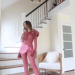 Julie-Anne Ho Instagram - Petit throwback à quelques looks du 365, car on est de retour avec le projet sous une formule différente. Après 6 mois de mandat, l’équipe du @ellequebec et moi avons décidé de le poursuivre autrement. On vous propose dorénavant des semaines de looks de façon plus sporadique et organique en collaboration avec des entreprises qu’on adore 🙊 Rendez-vous en story tous les jours cette semaine pour découvrir mes looks xx (ps. Which look is your fave 👀)
