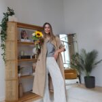 Julie-Anne Ho Instagram - Petit throwback à quelques looks du 365, car on est de retour avec le projet sous une formule différente. Après 6 mois de mandat, l’équipe du @ellequebec et moi avons décidé de le poursuivre autrement. On vous propose dorénavant des semaines de looks de façon plus sporadique et organique en collaboration avec des entreprises qu’on adore 🙊 Rendez-vous en story tous les jours cette semaine pour découvrir mes looks xx (ps. Which look is your fave 👀)