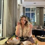 Julie-Anne Ho Instagram - Mon baptême du moyen orient, hellooo Abu Dhabi 🎀 On est bien contente d’avoir retrouvé nos valises pour inaugurer ça (!!) 🙊 St Regis, Abu Dhabi 📍 @stregisabudhabi @visitabudhabi #inabudhabi