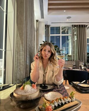 Julie-Anne Ho Instagram - Mon baptême du moyen orient, hellooo Abu Dhabi 🎀
On est bien contente d’avoir retrouvé nos valises pour inaugurer ça (!!) 🙊

St Regis, Abu Dhabi 📍 @stregisabudhabi @visitabudhabi #inabudhabi