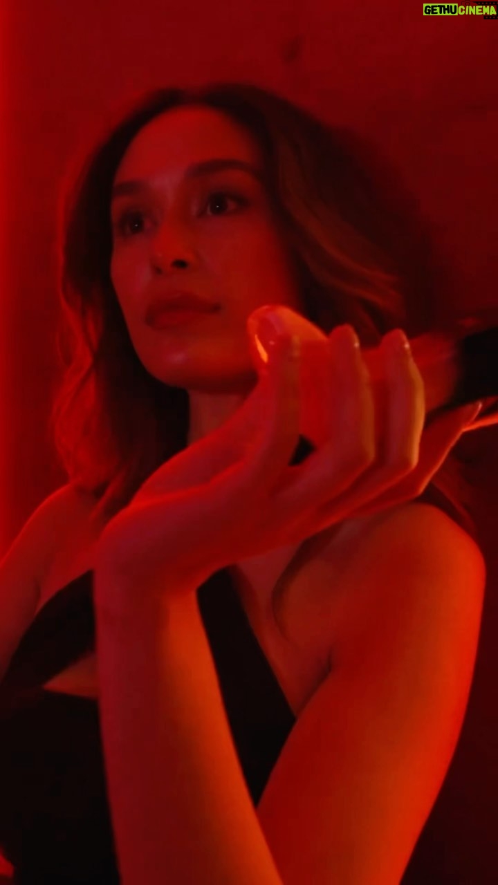 Julie-Anne Ho Instagram - J’ai finalement reçu ma vidéo de ma campagne à NYC avec @carolinaherrera 🥹 pour le lancement de la nouvelle déclinaison de leur parfum emblématique Good Girl Blush Elixir 🌷 disponible chez @sephoracanada ✨ 🎥: @edoardo_cozzani