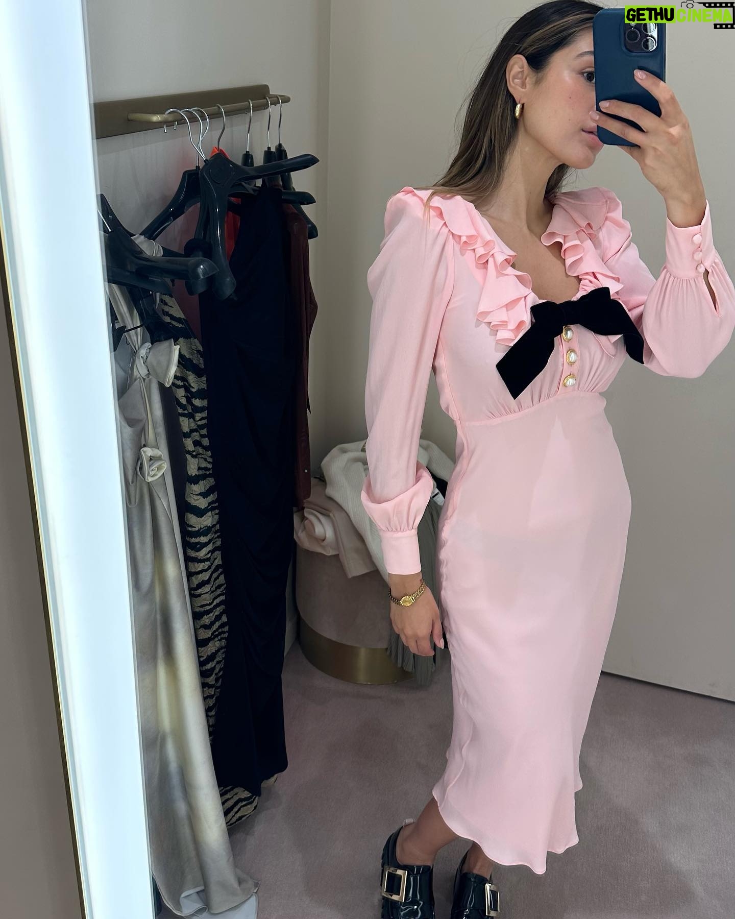 Julie-Anne Ho Instagram - Petit throwback à quelques looks du 365, car on est de retour avec le projet sous une formule différente. Après 6 mois de mandat, l’équipe du @ellequebec et moi avons décidé de le poursuivre autrement. On vous propose dorénavant des semaines de looks de façon plus sporadique et organique en collaboration avec des entreprises qu’on adore 🙊 Rendez-vous en story tous les jours cette semaine pour découvrir mes looks xx (ps. Which look is your fave 👀)