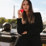 Julie-Anne Ho Instagram - J’ai enfin reçu les photos de mon shoot à Paris avec Nina Ricci capturée pendant la Fashion week pour la sortie de leur nouvelle fragrance 🥹🎀🧚 Nina Le Parfum disponible dès maintenant chez @pharmaprix @ninaricci Shot by @ceeesk 🫶🏼 #NinaLeParfum #NinaRicci