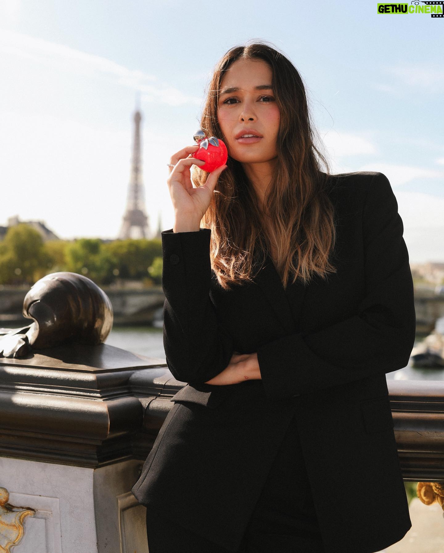 Julie-Anne Ho Instagram - J’ai enfin reçu les photos de mon shoot à Paris avec Nina Ricci capturée pendant la Fashion week pour la sortie de leur nouvelle fragrance 🥹🎀🧚 Nina Le Parfum disponible dès maintenant chez @pharmaprix @ninaricci Shot by @ceeesk 🫶🏼 #NinaLeParfum #NinaRicci