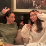 Julie-Anne Ho Instagram - 3, 2, 1… bye bye 2023 see you never 🥰✨ & mon @samuel.p.o derrière la cam 🫶🏼