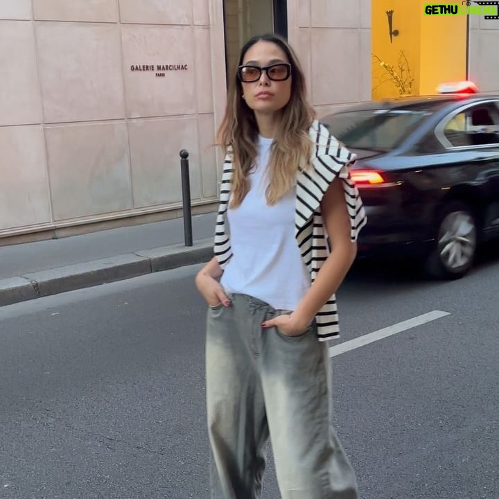 Julie-Anne Ho Instagram - Petit throwback à quelques looks du 365, car on est de retour avec le projet sous une formule différente. Après 6 mois de mandat, l’équipe du @ellequebec et moi avons décidé de le poursuivre autrement. On vous propose dorénavant des semaines de looks de façon plus sporadique et organique en collaboration avec des entreprises qu’on adore 🙊 Rendez-vous en story tous les jours cette semaine pour découvrir mes looks xx (ps. Which look is your fave 👀)