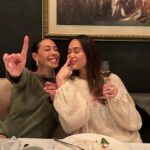 Julie-Anne Ho Instagram - 3, 2, 1… bye bye 2023 see you never 🥰✨ & mon @samuel.p.o derrière la cam 🫶🏼