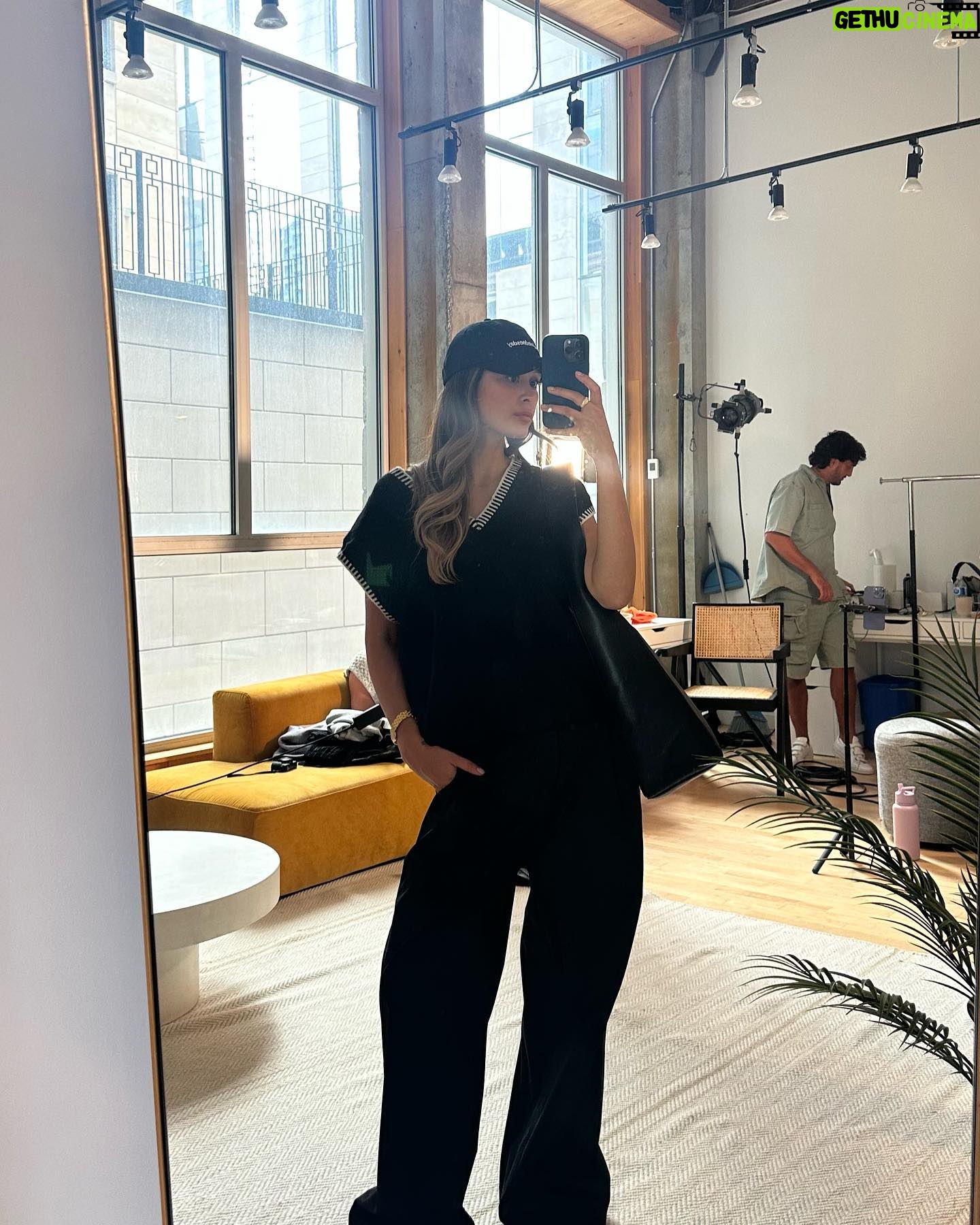 Julie-Anne Ho Instagram - Petit throwback à quelques looks du 365, car on est de retour avec le projet sous une formule différente. Après 6 mois de mandat, l’équipe du @ellequebec et moi avons décidé de le poursuivre autrement. On vous propose dorénavant des semaines de looks de façon plus sporadique et organique en collaboration avec des entreprises qu’on adore 🙊 Rendez-vous en story tous les jours cette semaine pour découvrir mes looks xx (ps. Which look is your fave 👀)