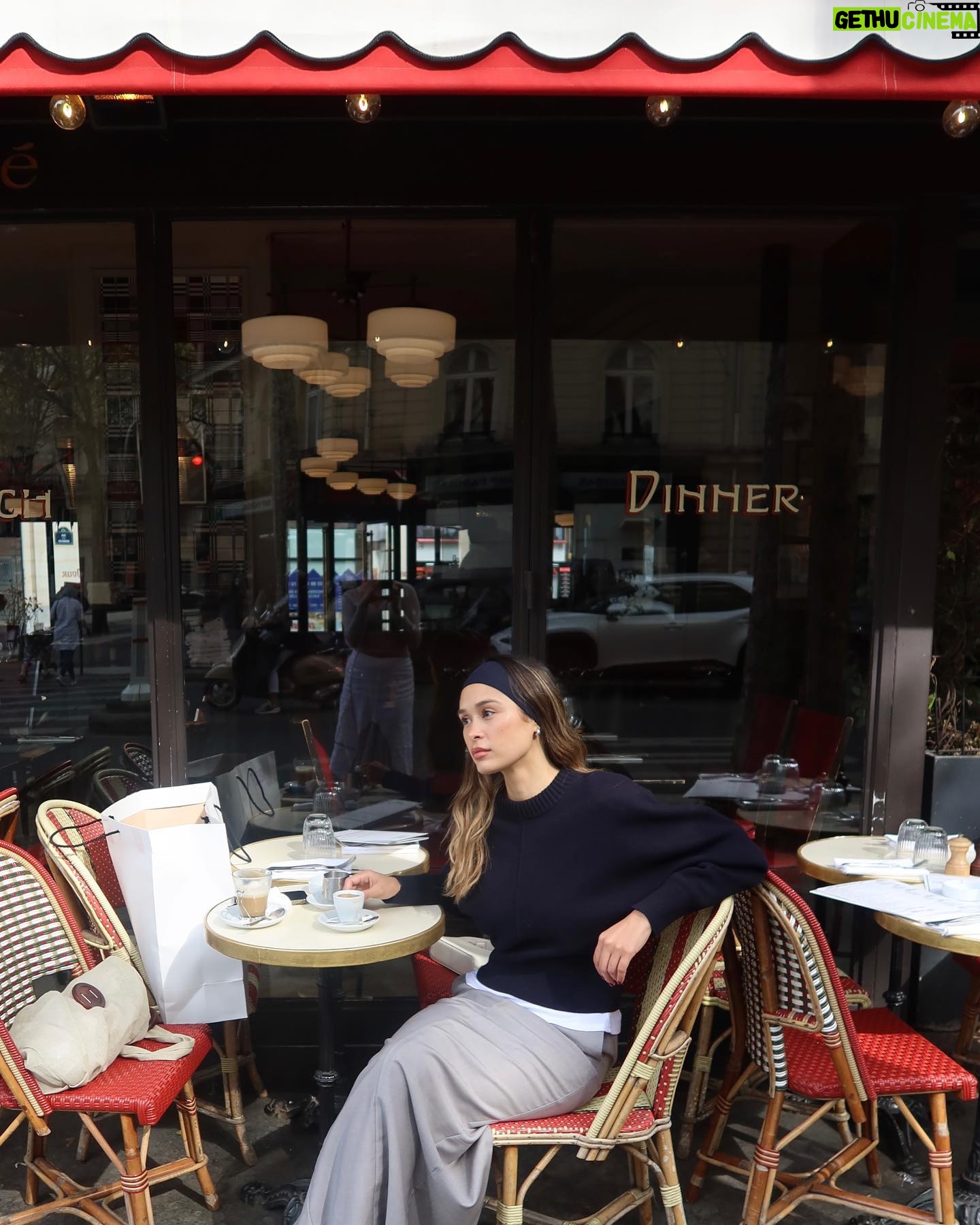 Julie-Anne Ho Instagram - Petit throwback à quelques looks du 365, car on est de retour avec le projet sous une formule différente. Après 6 mois de mandat, l’équipe du @ellequebec et moi avons décidé de le poursuivre autrement. On vous propose dorénavant des semaines de looks de façon plus sporadique et organique en collaboration avec des entreprises qu’on adore 🙊 Rendez-vous en story tous les jours cette semaine pour découvrir mes looks xx (ps. Which look is your fave 👀)