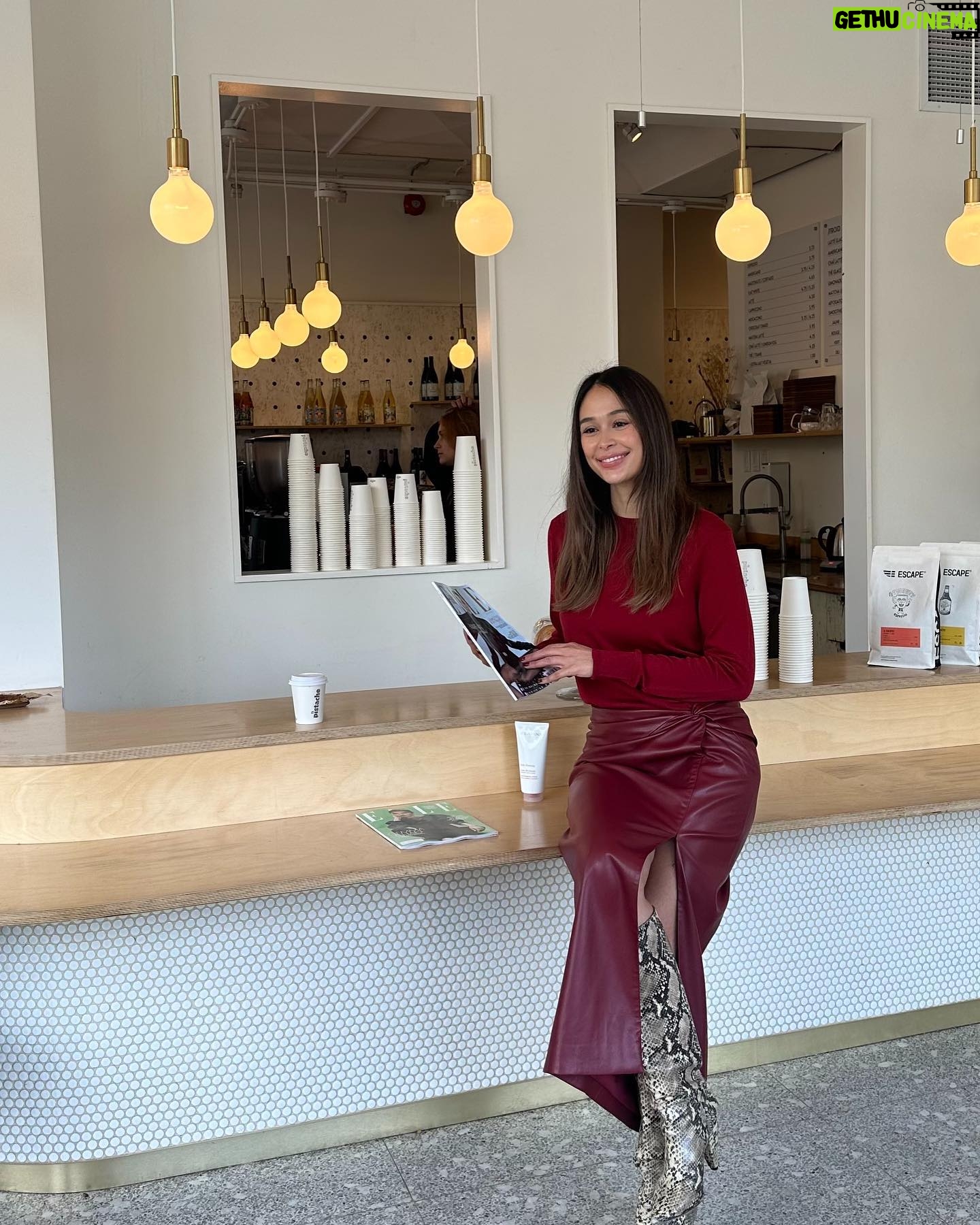 Julie-Anne Ho Instagram - Petit throwback à quelques looks du 365, car on est de retour avec le projet sous une formule différente. Après 6 mois de mandat, l’équipe du @ellequebec et moi avons décidé de le poursuivre autrement. On vous propose dorénavant des semaines de looks de façon plus sporadique et organique en collaboration avec des entreprises qu’on adore 🙊 Rendez-vous en story tous les jours cette semaine pour découvrir mes looks xx (ps. Which look is your fave 👀)