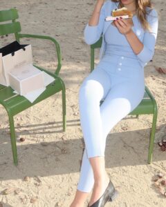 Julie-Anne Ho Instagram - Petit throwback à quelques looks du 365, car on est de retour avec le projet sous une formule différente. Après 6 mois de mandat, l’équipe du @ellequebec et moi avons décidé de le poursuivre autrement. On vous propose dorénavant des semaines de looks de façon plus sporadique et organique en collaboration avec des entreprises qu’on adore 🙊 Rendez-vous en story tous les jours cette semaine pour découvrir mes looks xx (ps. Which look is your fave 👀)