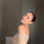 Julie-Anne Ho Instagram - 24hrs à Toronto pour assister au concert #madetofeel organisé par ma famille @pureology 💌 C’était un petit concert privé avec des artistes canadiens émergents, c‘était sublime !! Thank you again for having me @pureologyeducationcanada 🥹
