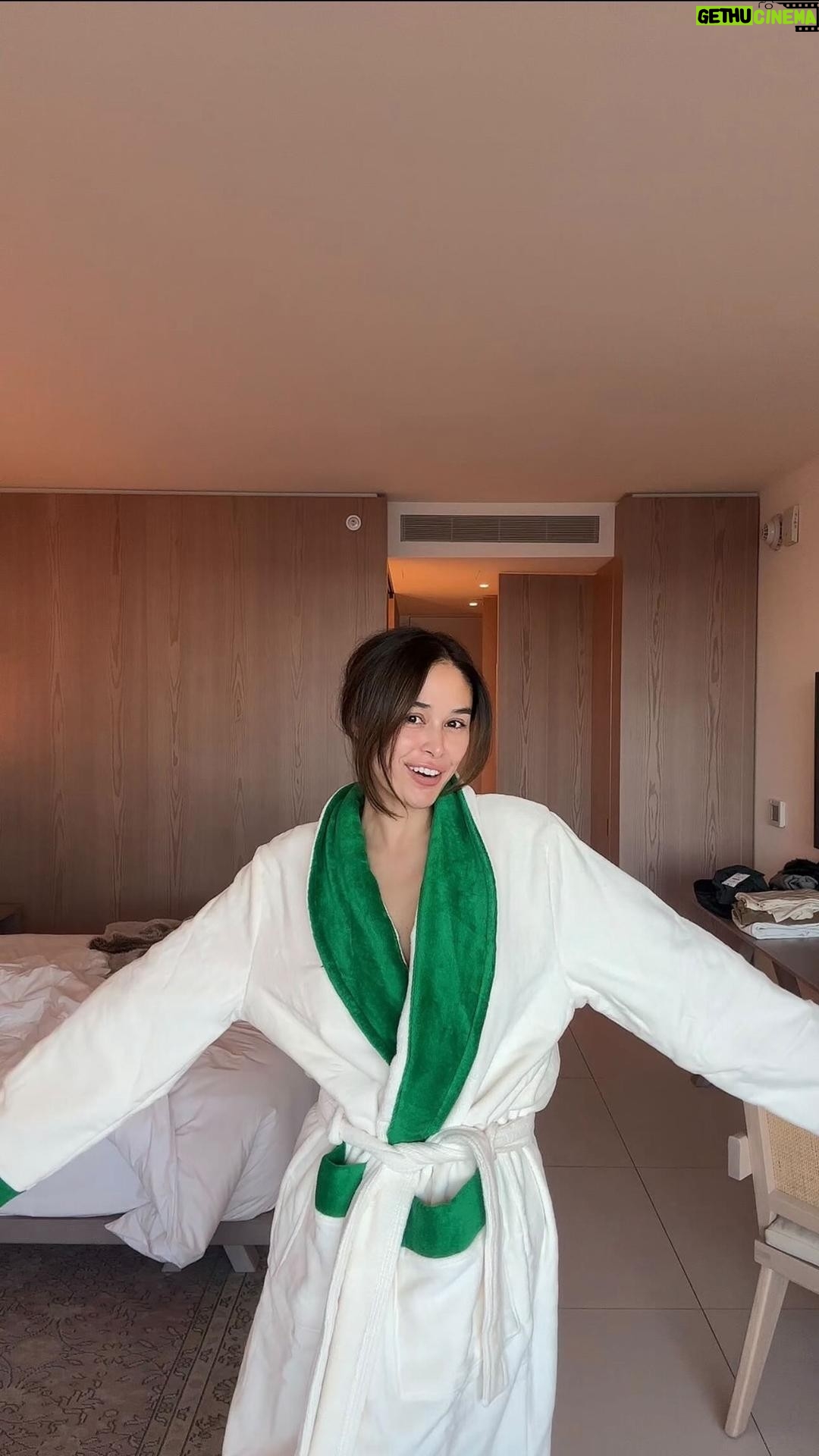 Julie-Anne Ho Instagram - VLOG: Mon séjour à LA avec @skinceuticals 😬🌴