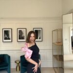 Julie-Anne Ho Instagram - AIDEZ-MOI 😭 j’ai AUCUNE IDÉE quoi choisir. Je m’en vais au party du Grand Prix au @RitzCarltonMontreal alors je suis allée faire un essayage chez @holtrenfrewogilvy la thématique de la soirée est ‘’les années 50’’ Old Hollywood Glam , j’hésite entre tout sauf les deux blanches 🙈