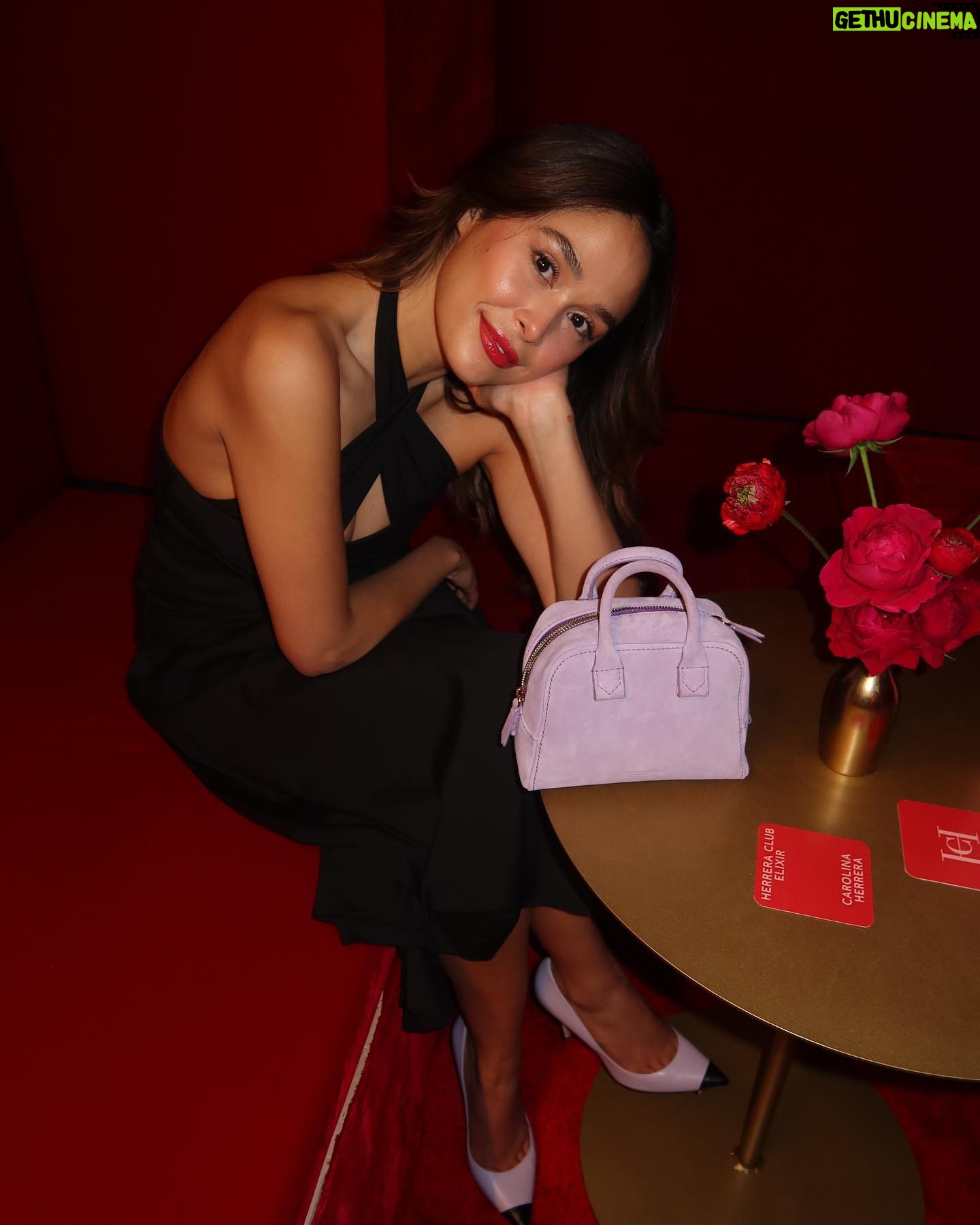 Julie-Anne Ho Instagram - There’s a new girl in town. 👀 Good Girl Blush Elixir (!!) ✨ Une nouvelle déclinaison du parfum emblématique de @carolinaherrera. C’est féminin, vibrant & maintenant disponible chez @sephora 🌷 #GoodGirlCarolinaHerrera #ad 📷: @al.bertfg
