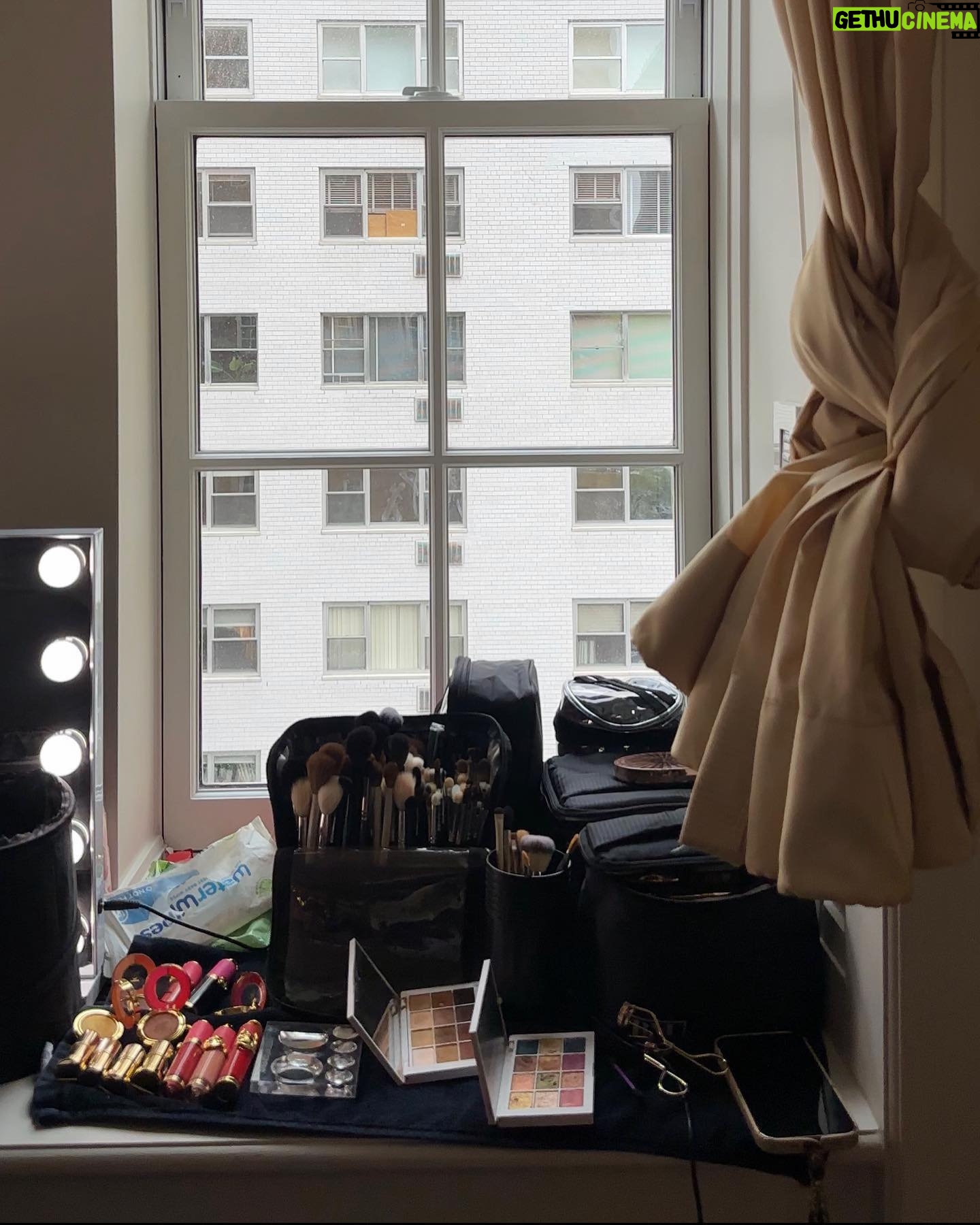 Julie-Anne Ho Instagram - Just a little bit of nyc et surtout le jacket que j’aurais du acheter 😩