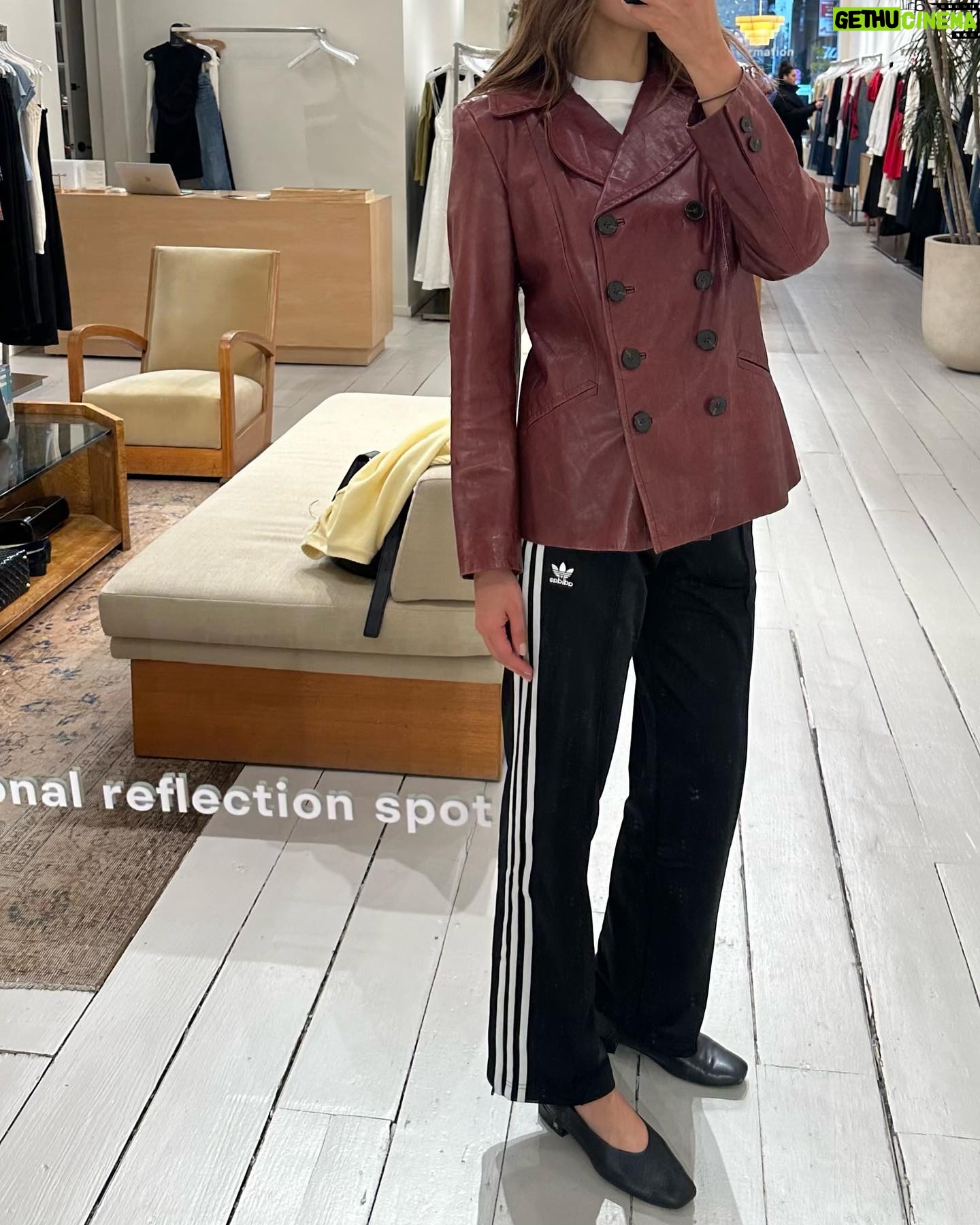 Julie-Anne Ho Instagram - Just a little bit of nyc et surtout le jacket que j’aurais du acheter 😩
