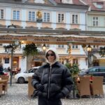 Julie-Anne Ho Instagram - Un petit séjour qui m’a fait un bien fou. Outfit details plus bas 🫶🏼 Puffer: @quartzco chez @betinalou Jeans: @simons Handbag: @essaimcollective Glasses: @lespecs chez @ssense Gloves: @aritzia Balaclava: @ Zara