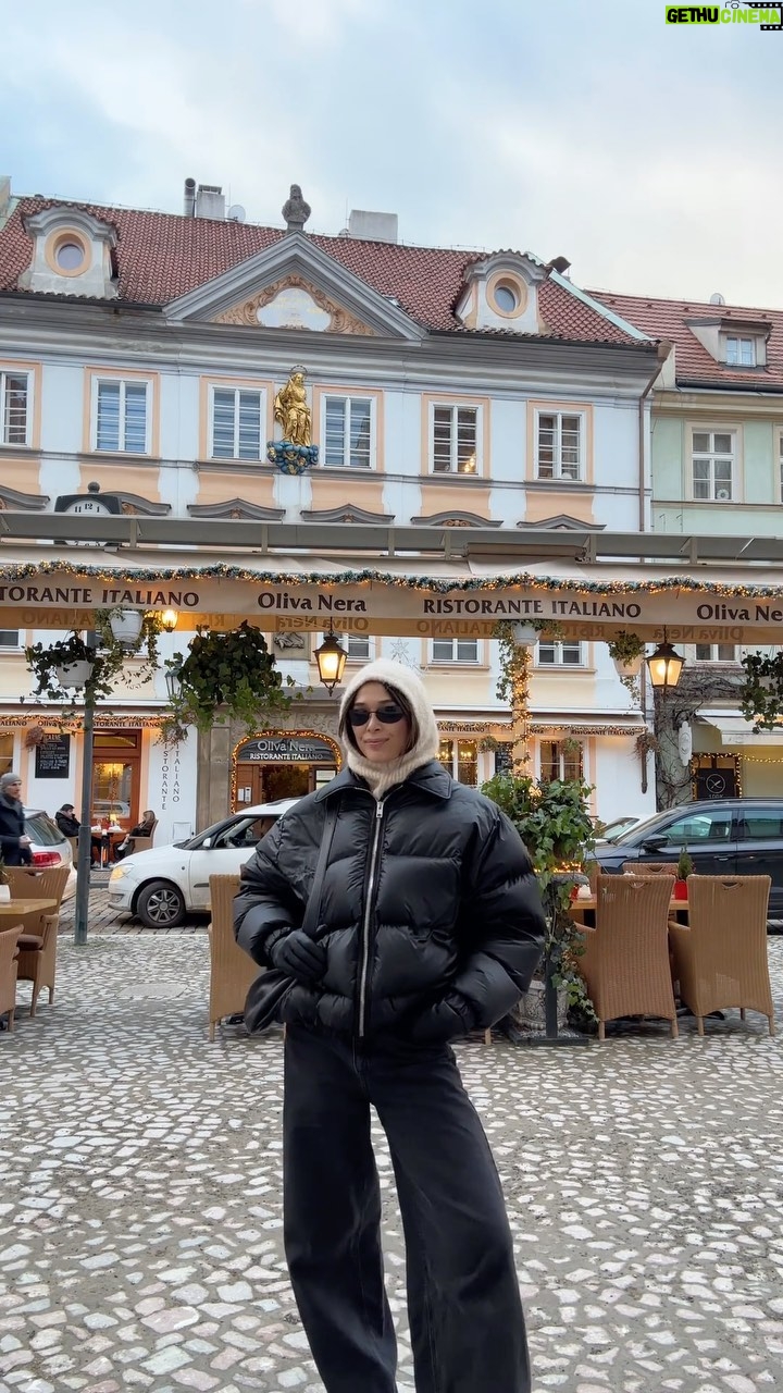 Julie-Anne Ho Instagram - Un petit séjour qui m’a fait un bien fou. Outfit details plus bas 🫶🏼 Puffer: @quartzco chez @betinalou Jeans: @simons Handbag: @essaimcollective Glasses: @lespecs chez @ssense Gloves: @aritzia Balaclava: @ Zara