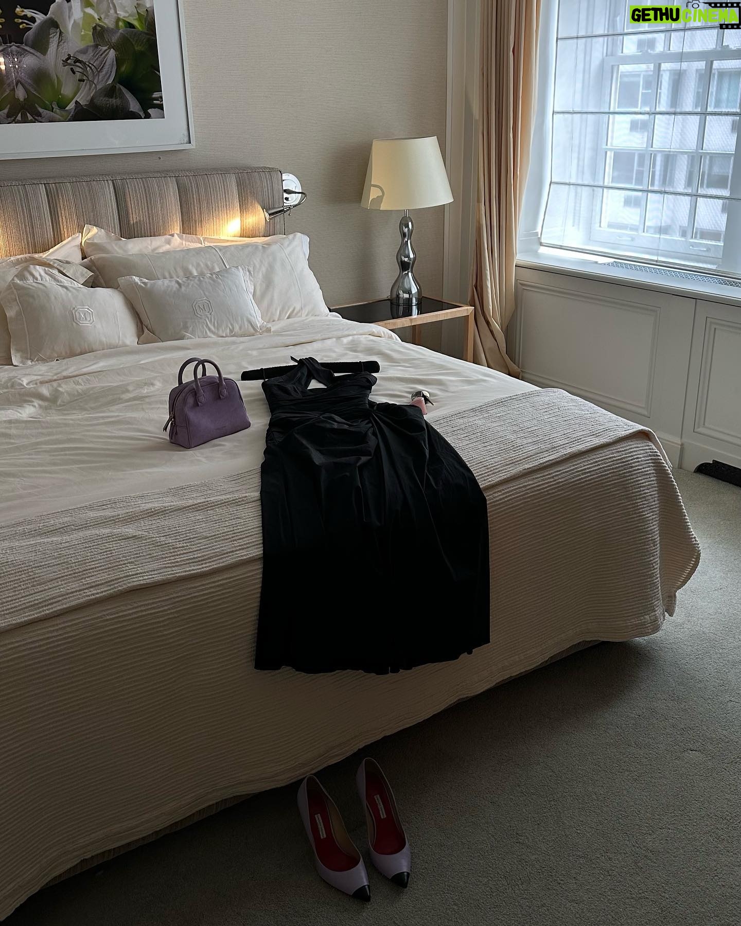 Julie-Anne Ho Instagram - Just a little bit of nyc et surtout le jacket que j’aurais du acheter 😩