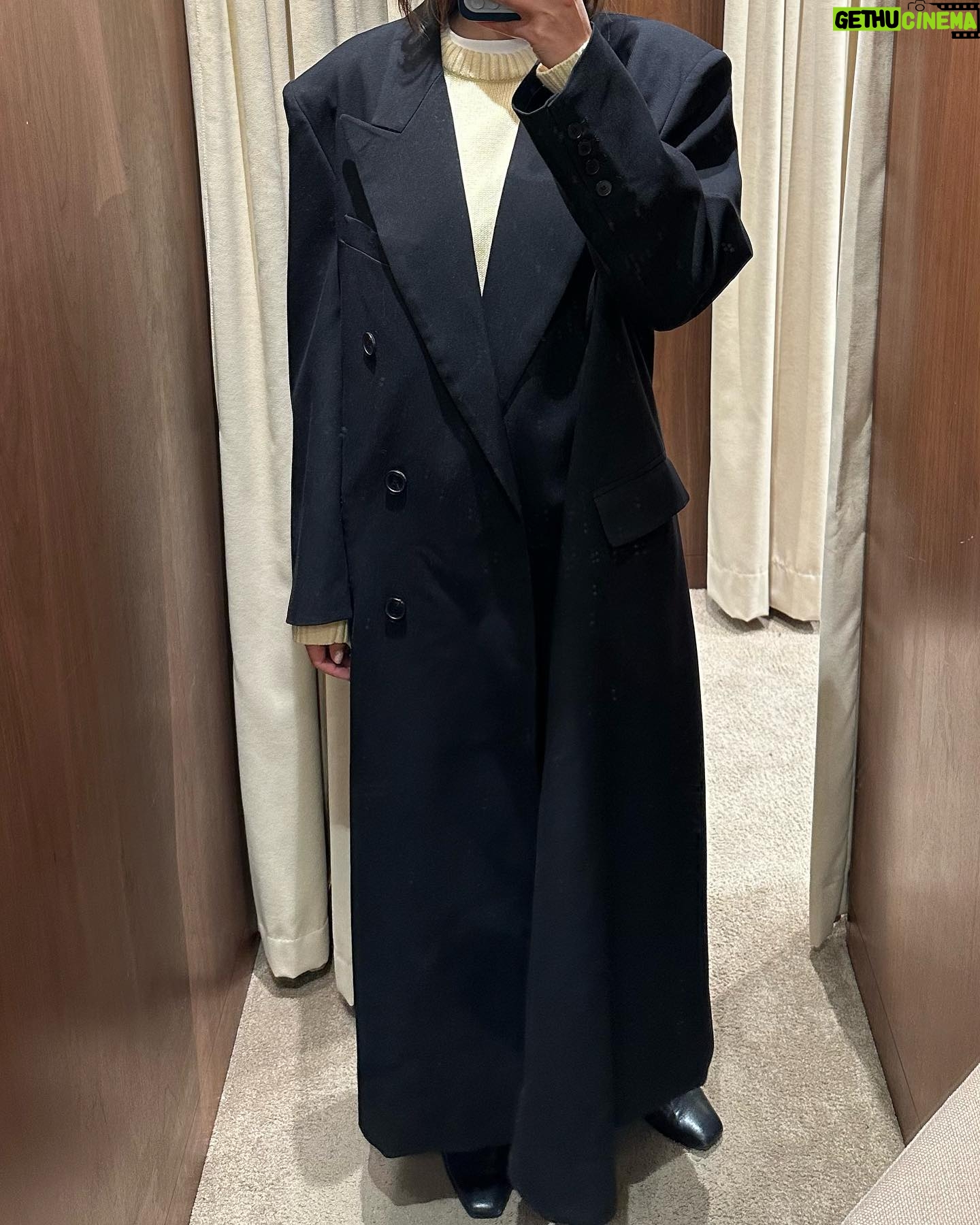 Julie-Anne Ho Instagram - Just a little bit of nyc et surtout le jacket que j’aurais du acheter 😩