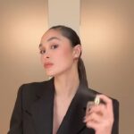 Julie-Anne Ho Instagram - GRWM en silence lol - pour ma deuxième soirée à LA avec @skinceuticals ✨ Outfit details: Blazer: @sourceunknown_official Skirt: @avenirvert.shop Heels: @givenchy via @holtrenfrewogilvy Handbag: @essaimcollective Perfume: @armanibeauty 💅🏼: @nails_byelliek