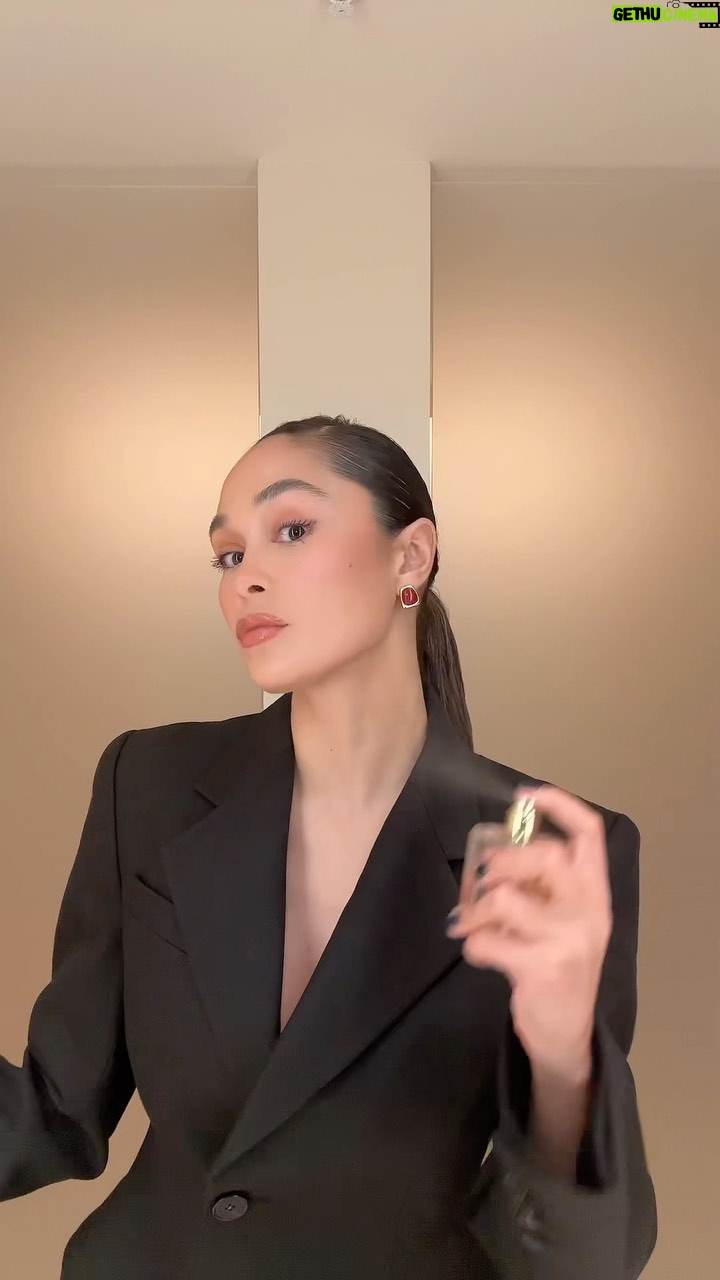 Julie-Anne Ho Instagram - GRWM en silence lol - pour ma deuxième soirée à LA avec @skinceuticals ✨ Outfit details: Blazer: @sourceunknown_official Skirt: @avenirvert.shop Heels: @givenchy via @holtrenfrewogilvy Handbag: @essaimcollective Perfume: @armanibeauty 💅🏼: @nails_byelliek