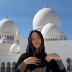 Julie-Anne Ho Instagram - One of the most magical architecture I’ve been able to witness, Sheikh Zayed Grand Mosque, Abu Dhabi 📍 Here’s what you must know before visiting: - Dress modestly - Women need to cover their head - You can buy the proper clothes and head scarf in the mall adjacent to the site - Entry is free but you must register online before Ce qui est important de savoir avant de visiter - Il faut s’habiller de façon modeste - Vous pouvez vous procurer les vêtements nécessaires au centre d’achat adjacent au site - L’entrée est gratuite mais il est requis de s’enregistrer en ligne avant de se présenter @szgmc_ae @visitabudhabi #inabudhabi #travel #travelabudhabi #abudhabi #mustvisit #travelgram
