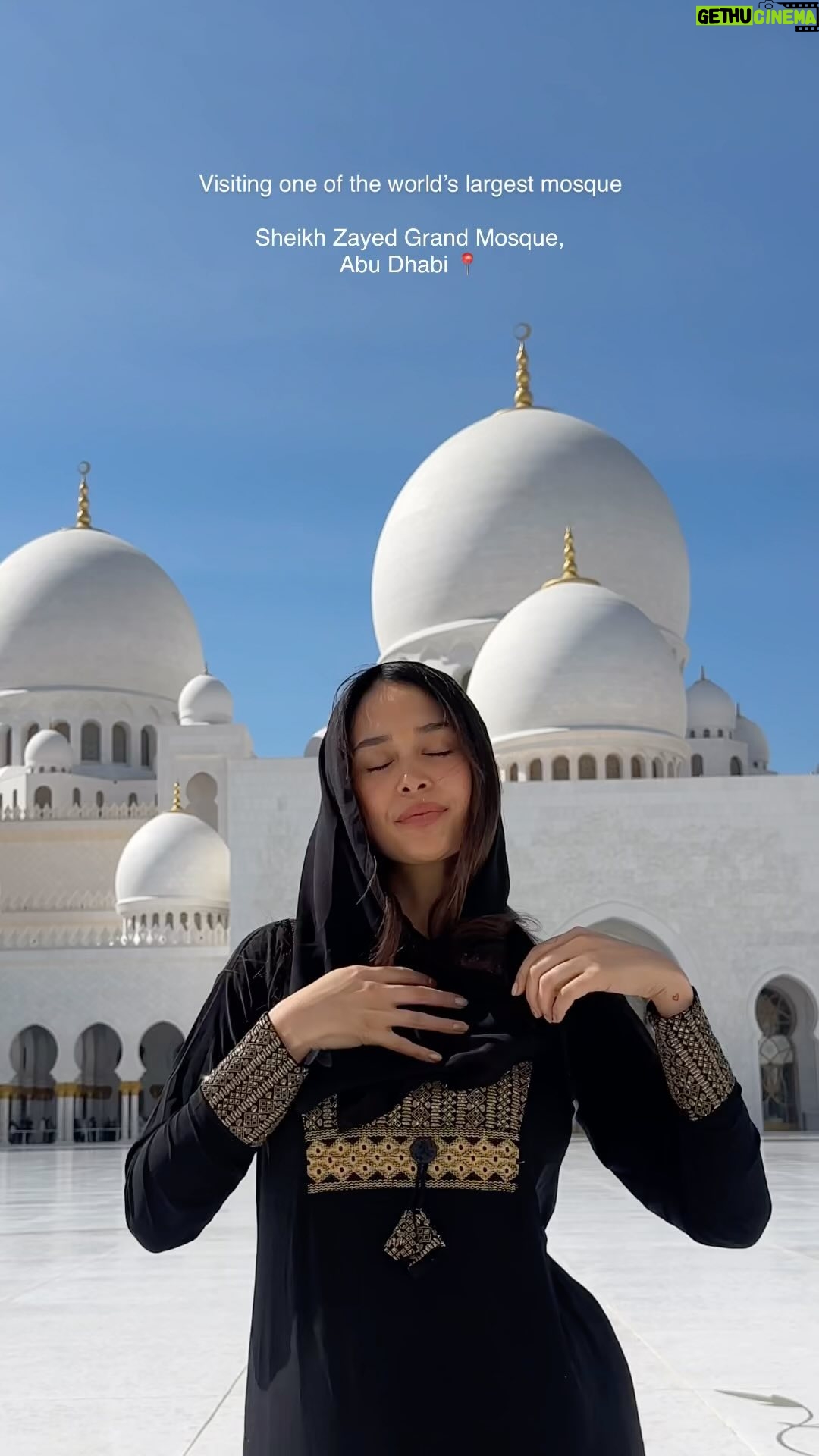 Julie-Anne Ho Instagram - One of the most magical architecture I’ve been able to witness, Sheikh Zayed Grand Mosque, Abu Dhabi 📍 Here’s what you must know before visiting: - Dress modestly - Women need to cover their head - You can buy the proper clothes and head scarf in the mall adjacent to the site - Entry is free but you must register online before Ce qui est important de savoir avant de visiter - Il faut s’habiller de façon modeste - Vous pouvez vous procurer les vêtements nécessaires au centre d’achat adjacent au site - L’entrée est gratuite mais il est requis de s’enregistrer en ligne avant de se présenter @szgmc_ae @visitabudhabi #inabudhabi #travel #travelabudhabi #abudhabi #mustvisit #travelgram