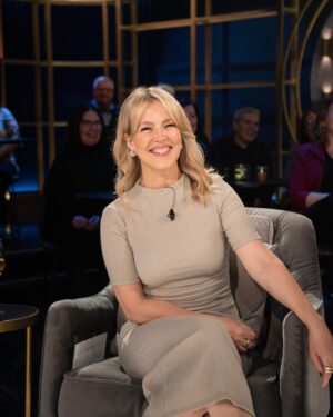 Julie Bélanger Instagram - Look de tournage de ce soir
@cafinitbienlasemainetva ✨

Robe @zara 
Chaussures @givenchy 
Bijoux @drae.collection X JULIE

CCM
@vangiroux 
@geraldbelanger 
@jonloveshair 
Photos @vabrossard 
👯‍♀️
Dès 19h ce soir avec @pierrelapointe.officiel, Sœur Angèle, @pascalerh et @jenniferleedupuy et Frédéric DeGrandpré
@tvareseau