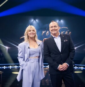 Julie Bélanger Instagram - Ce dimanche 19h30, @jmanctil et moi avons le bonheur d’animer à nouveau cette année La rentrée @tvareseau ! TOUTES les têtes d’affiche y seront, vous saurez TOUT de la nouvelle programmation, des scoops, des surprises et du fun en masse!
J’espère que vous serez des nôtres! 
À dimanche!!

Look de tournage:
Suit @shonajoy @holtrenfrew 
Bijoux: @drae.collection 
CCM: @etiberger 
@jonloveshair 
@vangiroux 
Photos:
@vabrossard 
👯💫🥳
