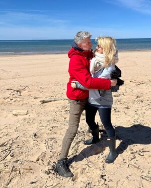 Julie Bélanger Instagram - Faire le vide.
Faire le plein. 
De repos, d’amour, d’amitié, de beauté et d’air salin.
Meilleure façon de donner le coup d’envoi à mon festival:
« En route vers mes 50 ans 🥂🦀🩷💫 »
