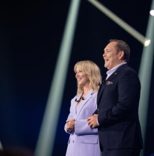Julie Bélanger Instagram - Ce dimanche 19h30, @jmanctil et moi avons le bonheur d’animer à nouveau cette année La rentrée @tvareseau ! TOUTES les têtes d’affiche y seront, vous saurez TOUT de la nouvelle programmation, des scoops, des surprises et du fun en masse!
J’espère que vous serez des nôtres! 
À dimanche!!

Look de tournage:
Suit @shonajoy @holtrenfrew 
Bijoux: @drae.collection 
CCM: @etiberger 
@jonloveshair 
@vangiroux 
Photos:
@vabrossard 
👯💫🥳