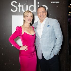Julie Bélanger Instagram - Dernier look de la saison @cafinitbienlasemainetva 
Et on a sorti la robe (à faire rêver!) @alexperryofficial 🩷 pour cette émission spéciale dédiée @gino_chouinard 🥳
CCM: @vangiroux 
@richardbouthilliermua 
@jonloveshair 
@vabrossard 
Ne manquez pas ça dimanche 19h @tvareseau 
(En première partie de @celinedion et de son émission spéciale animée par @jphilippedion 🤩)
