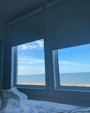 Julie Bélanger Instagram - Faire le vide.
Faire le plein. 
De repos, d’amour, d’amitié, de beauté et d’air salin.
Meilleure façon de donner le coup d’envoi à mon festival:
« En route vers mes 50 ans 🥂🦀🩷💫 »