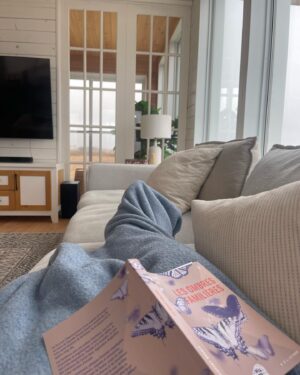 Julie Bélanger Instagram - Faire le vide.
Faire le plein. 
De repos, d’amour, d’amitié, de beauté et d’air salin.
Meilleure façon de donner le coup d’envoi à mon festival:
« En route vers mes 50 ans 🥂🦀🩷💫 »