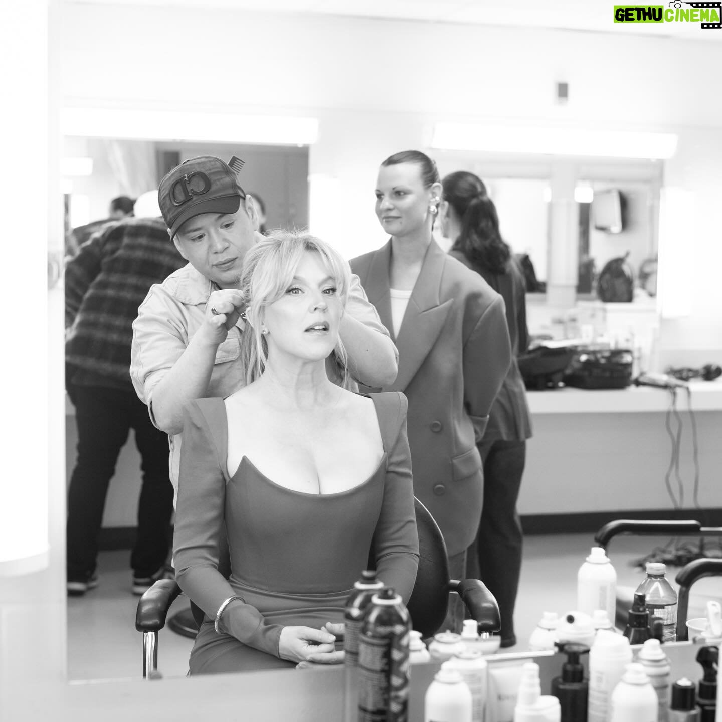Julie Bélanger - 1.5K Likes - Dernier look de la saison @cafinitbienlasemainetva
Et on a sorti la robe (à faire rêver!) @alexperryofficial 🩷 pour cette émission spéciale dédiée @gino_chouinard 🥳
CCM: @vangiroux
@richardbouthilliermua
@jonloveshair
@vabrossard
Ne manquez pas ça dimanche 19h @tvareseau
(En première partie de @celinedion et de son émission spéciale animée par @jphilippedion 🤩)