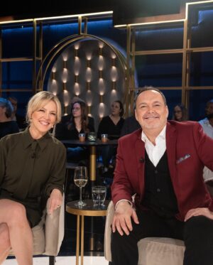 Julie Bélanger Instagram - Look de tournage pour ce soir @cafinitbienlasemainetva :

Robe @zara 
Chaussures @aldo_shoes 
Bijoux @drae.collection X JULIE

Équipe de feu 🔥 
 @geraldbelanger
 @jonloveshair 
@vangiroux 
Photos @vabrossard 
À tantôt! 19h @tvareseau 
🥂