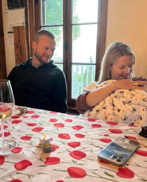 Julie Bélanger Instagram - Juin fleuri 🌸
Juin où la famille s’est agrandie. 
Bienvenu au monde Felix 💕
Matante Julie a le cœur rempli. 
@morganpalau @michelbelanger_drummer 
@claudecbelanger