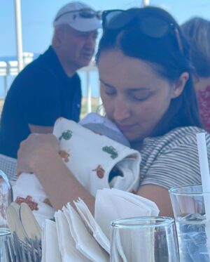 Julie Bélanger Instagram - Juin fleuri 🌸
Juin où la famille s’est agrandie. 
Bienvenu au monde Felix 💕
Matante Julie a le cœur rempli. 
@morganpalau @michelbelanger_drummer 
@claudecbelanger