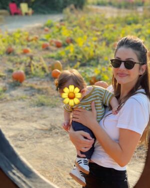 Julie Gonzalo Instagram - Grateful for 2022

Happy New Years 🎉

How it started —-> How its going ❤️